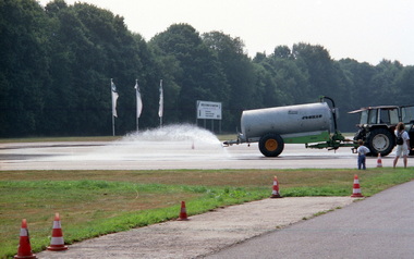 Die Rennstrecke wird prpariert
La piste de course est prpare
The race track is prepared